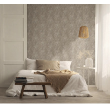 Schlafzimmer mit geometrischer Tapete, Bett und Lampe