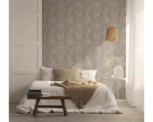 Schlafzimmer mit geometrischer Tapete, Bett und Lampe