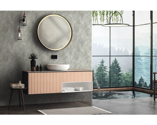 Modernes Badezimmer mit Waschtisch, Spiegel und großem Fenster mit Blick auf den Wald