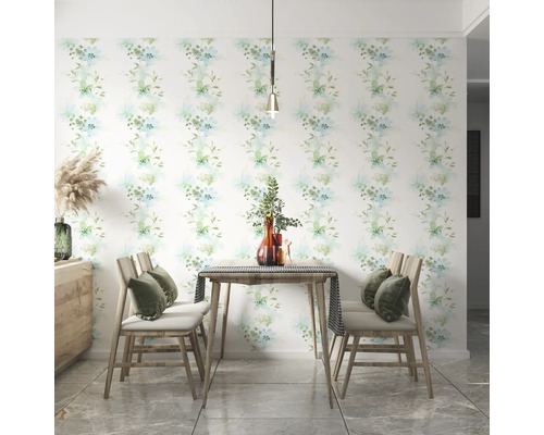 Esszimmer mit floral gemusterter Tapete, Holztisch und Stühlen