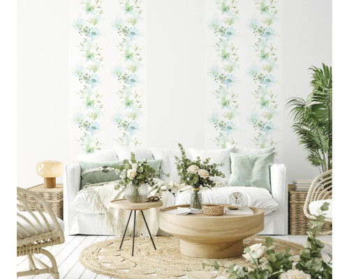 Wohnzimmer mit Sofa, Tisch und Wandtapete mit Blumenmuster