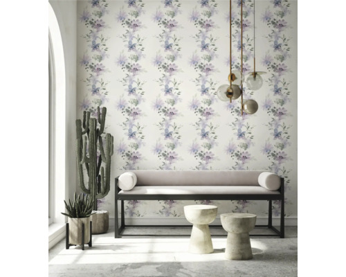 Raumgestaltung mit Blumentapete, Sofa, Tisch und Zimmerpflanzen