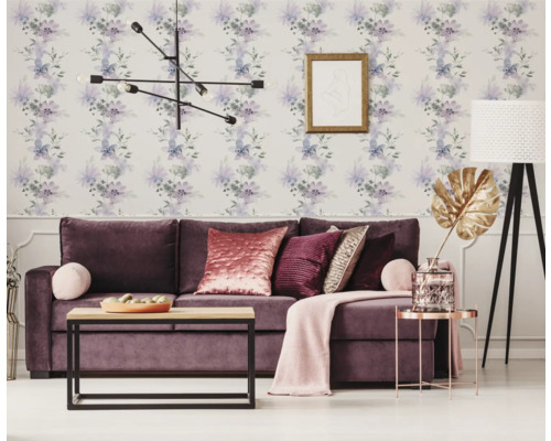 Wohnzimmer mit Sofa, Couchtisch, Stehlampe und floraler Tapete