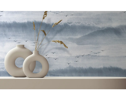 Dekorative Vasen mit Trockenblumen vor einer Tapete mit Vogelmuster