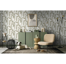 Dekoratives Wohnzimmer mit geometrischer Tapete, Sideboard und Sessel
