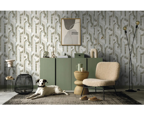 Dekoratives Wohnzimmer mit geometrischer Tapete, Sideboard und Sessel