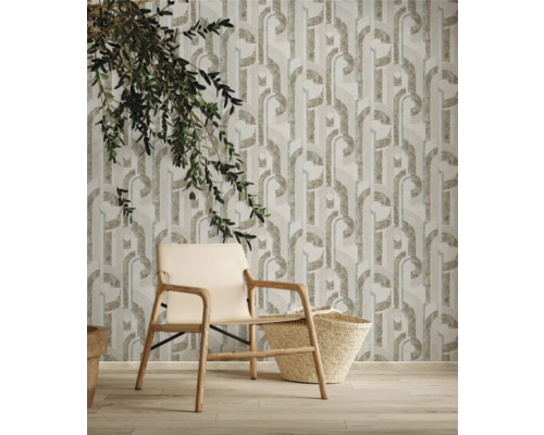 Szene mit Stuhl, Korb und gemusterter Tapete