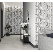 Dekoratives Interieur mit gemusterter Tapete, Regal und Zimmerpflanze.