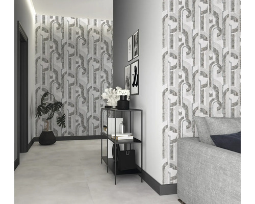 Dekoratives Interieur mit gemusterter Tapete, Regal und Zimmerpflanze.