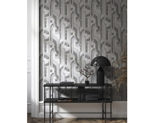 Szene mit gemusterter Tapete und einem Tisch mit dekorativen Gegenständen