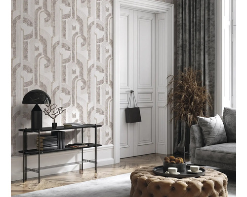 Wohnzimmer mit gemusterter Tapete, Konsole, Dekoration und Polstermöbeln für eine stilvolle Raumgestaltung.