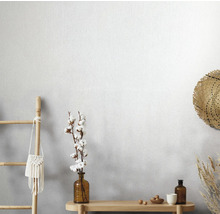 Szene mit heller Wand, Leiter, Dekorationen und Accessoires für die Raumgestaltung.