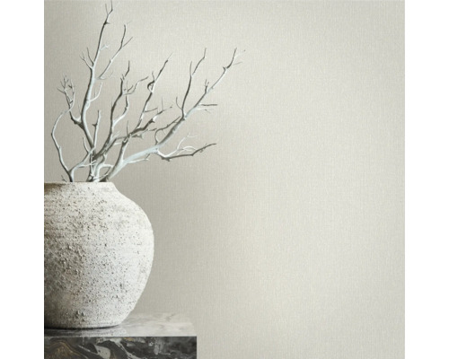 Nahaufnahme einer gemusterten Tapete mit einer Vase und Dekoration auf einer Oberfläche