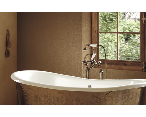 Badezimmer mit Badewanne, Armatur und Fenster mit Holzeinfassung