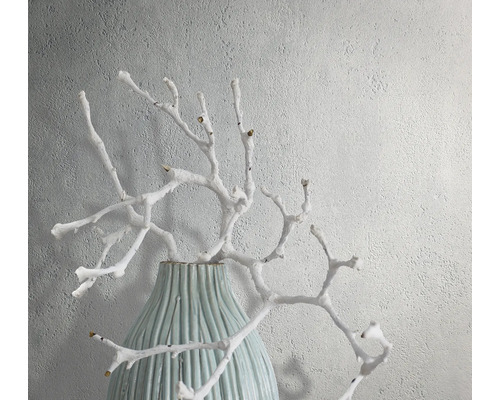 Dekoratives Arrangement mit Vase und weißen Zweigen