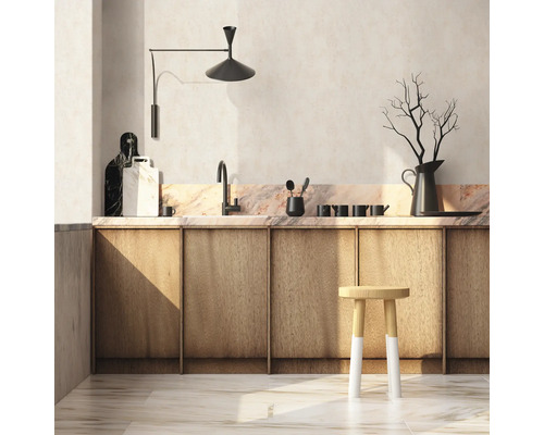 Küchenszene mit Spüle, Arbeitsplatte aus Stein, Holzschrank und Hocker