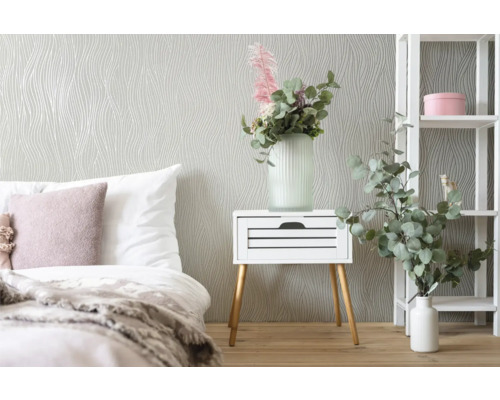 Schlafzimmer mit Bett, Nachttisch, Regal und grauer Tapete mit Wellenmuster