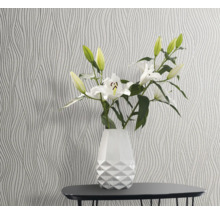 Gemustete Tapete mit floralem Arrangement in Vase auf Tisch