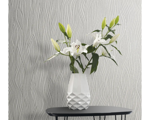 Gemustete Tapete mit floralem Arrangement in Vase auf Tisch