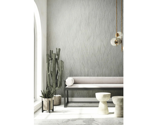 Helles Wohnzimmer mit strukturierter Tapete, Sofa und dekorativen Elementen