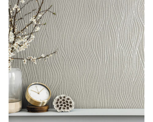 Tapete mit wellenförmigem Muster an einer Wand