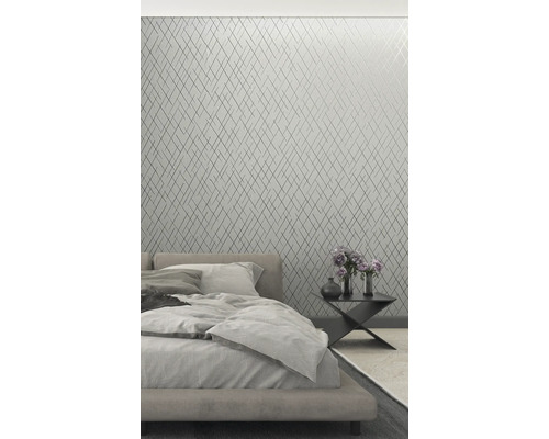 Schlafzimmer mit geometrischer Tapete, Bett und Nachttisch