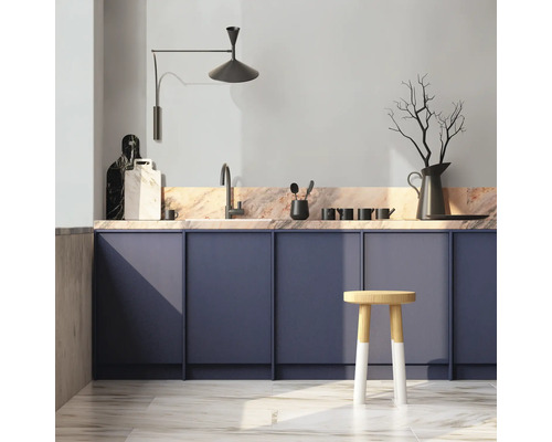 Küchenszene mit Spüle, Armatur, Geschirr, Schneidebrettern und Hocker