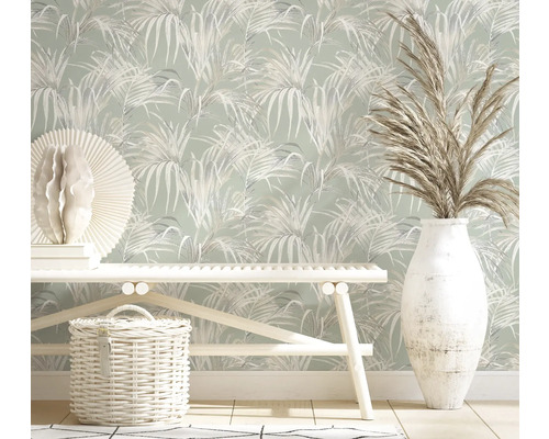 Wohnraum mit Palmenmuster-Tapete, Bank, Korb und dekorativer Vase