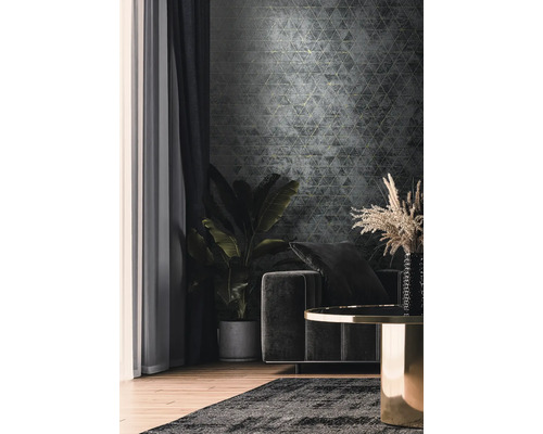 Wohnzimmer mit grauer Mustertapete, Sofa und Zimmerpflanze