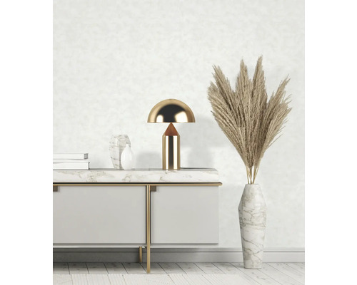 Dekorative Inneneinrichtung mit Kommode, Tischlampe und Ziergras in Vase