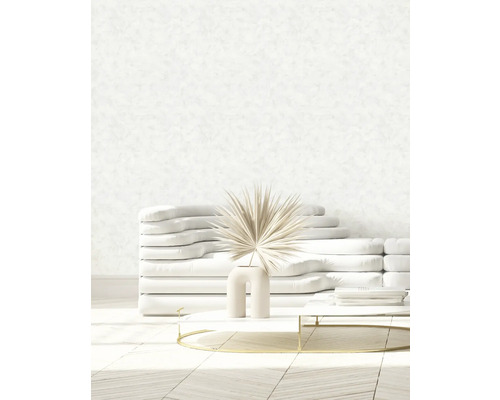 Helles Wohnzimmer mit Sofa, Tisch und Dekoration