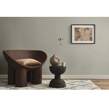 Wohnzimmer mit Sessel, Tisch und Dekoration