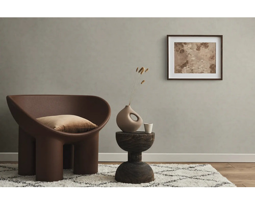 Wohnzimmer mit Sessel, Tisch und Dekoration