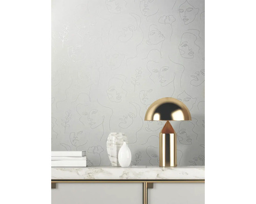 Tapete mit Frauengesichtern als Strichzeichnung auf einer Wohnzimmerwand