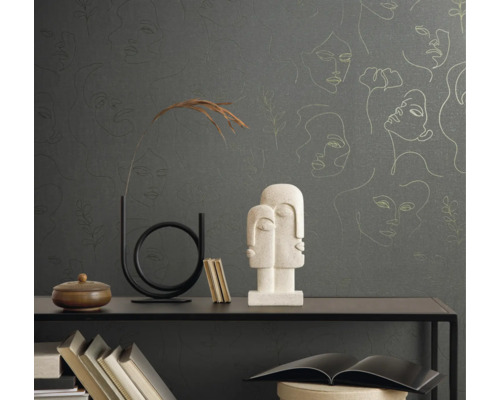 Dekoratives Interieur mit Tapete mit Gesichtsdarstellungen