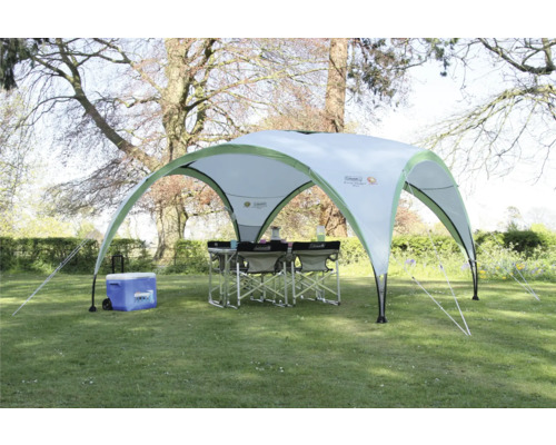 Szene mit einem Pavillon, Tisch, Stühlen und einer Kühlbox im Freien