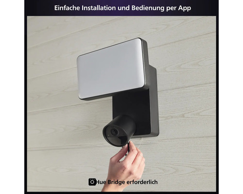 Außenleuchte mit Kamera an einer Wand montiert