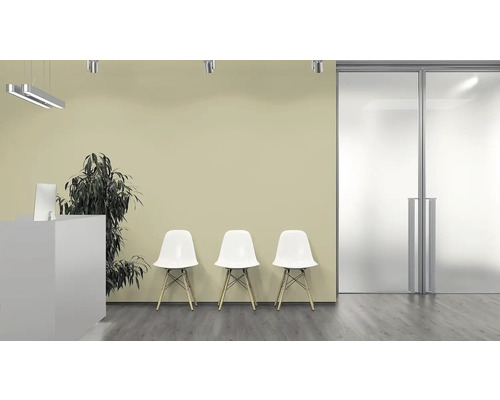 Warteraum mit Rezeption, drei Stühlen und Glastür