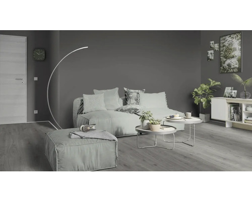 Wohnzimmer mit Sofa, Tisch und Dekoration