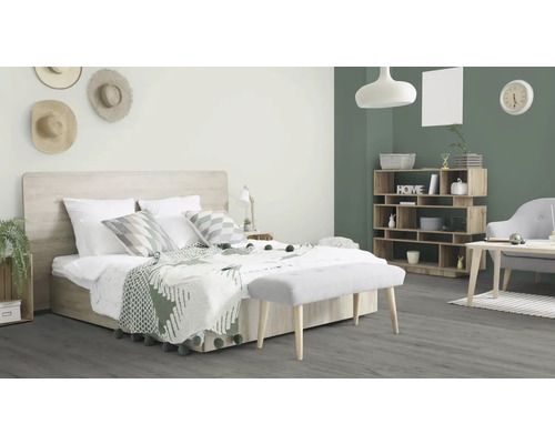 Helles Schlafzimmer mit Bett, Nachttisch, Regal und Sitzbank