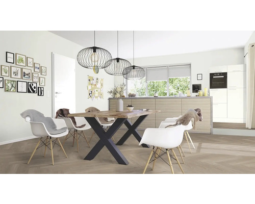 Heller Essbereich mit Holztisch, schwarzen Metallbeinen und weißen Stühlen