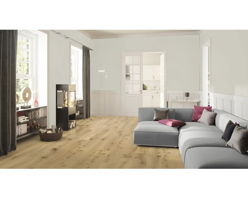 Heller Wohnraum mit Holzboden, Sofa und Kaminofen