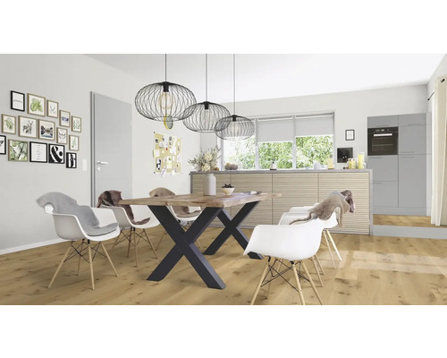 Esszimmer mit Holztisch, Stühlen und Pendelleuchten