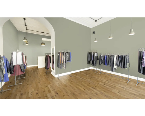 Innenraum eines Bekleidungsgeschäfts mit Kleiderständern und Holzboden