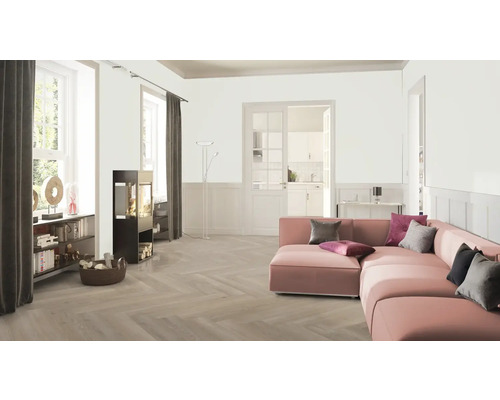 Wohnzimmer mit Ecksofa, Kaminofen, Stehlampe, Regalen und Fenster mit Vorhängen