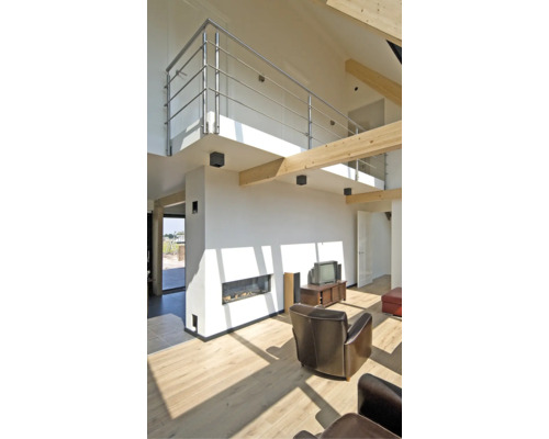 Heller Wohnraum mit Galerie, Kamin und Holzboden