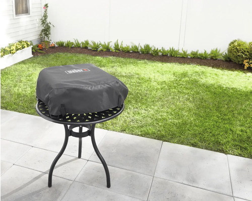 Weber Logo auf Grillabdeckung im Garten