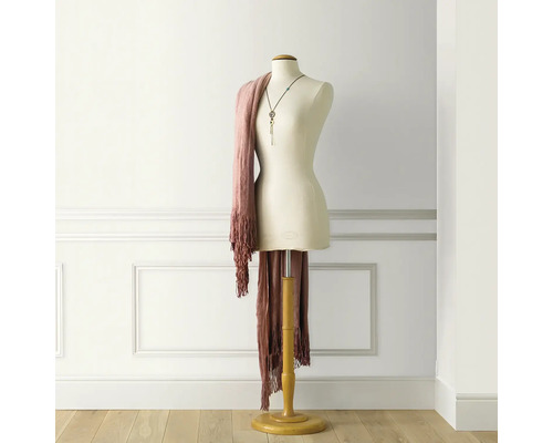 Schneiderpuppe mit Schal und Kette