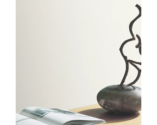 Heller Raum mit Buch, Dekoration und Vase auf einem Tisch