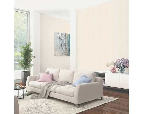 Heller Wohnraum mit Sofa, Teppich, Zimmerpflanze und Kunstwerk für Wohnideen